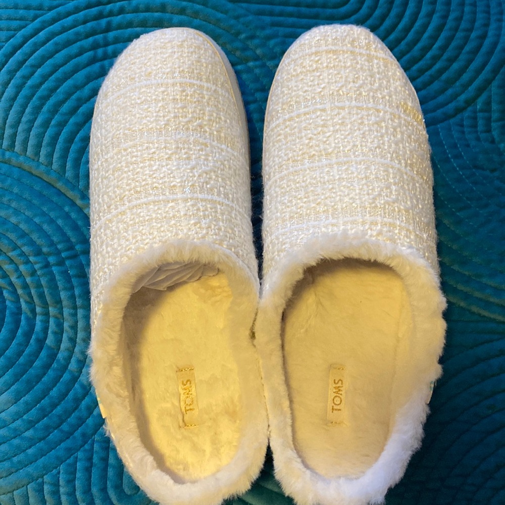 Tom’s white slip on furry slippers 12